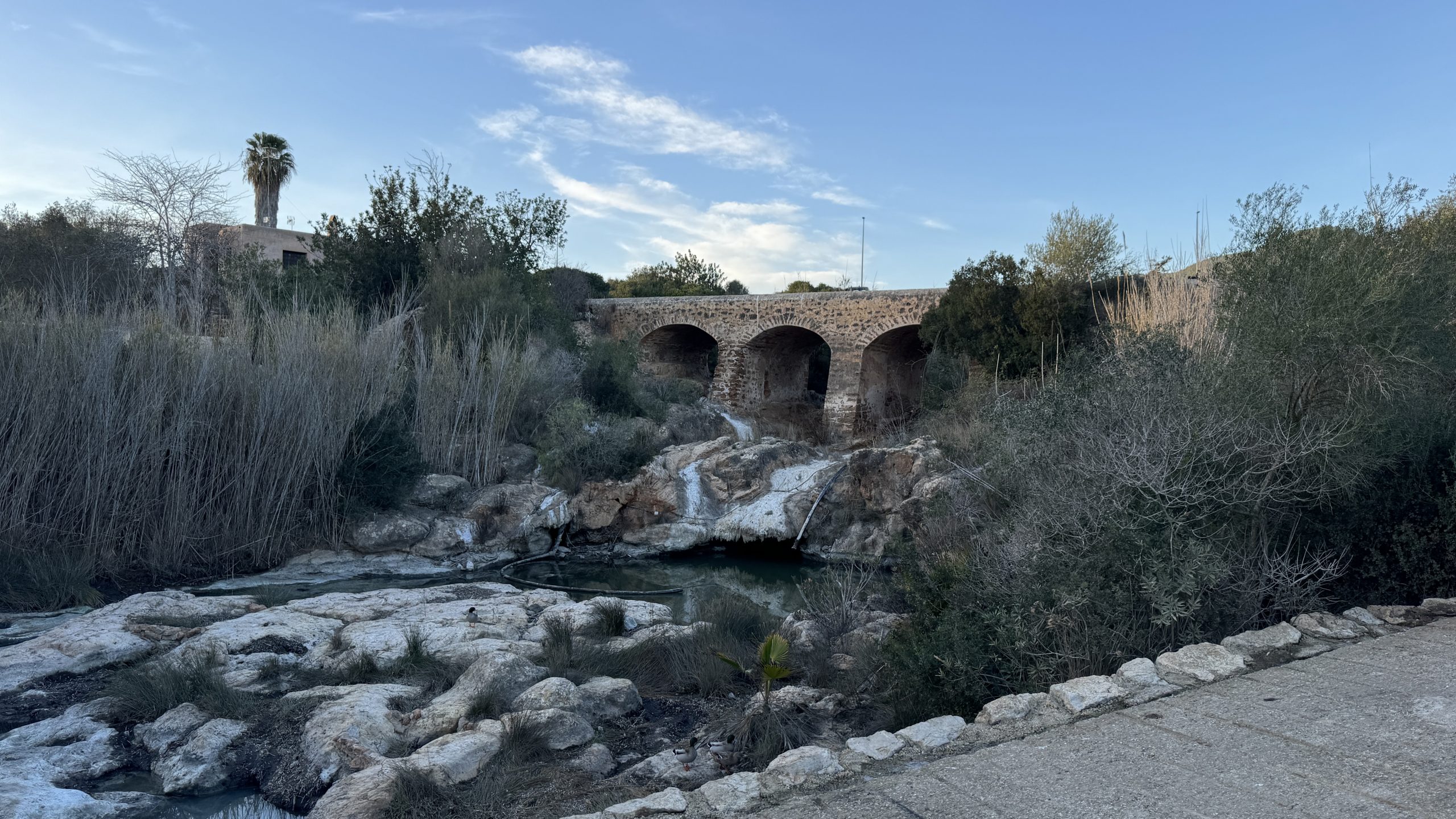 Walk in Santa Eulalia vom Fluss Riu, an der Strandpromenade entlang zum Yachthafen