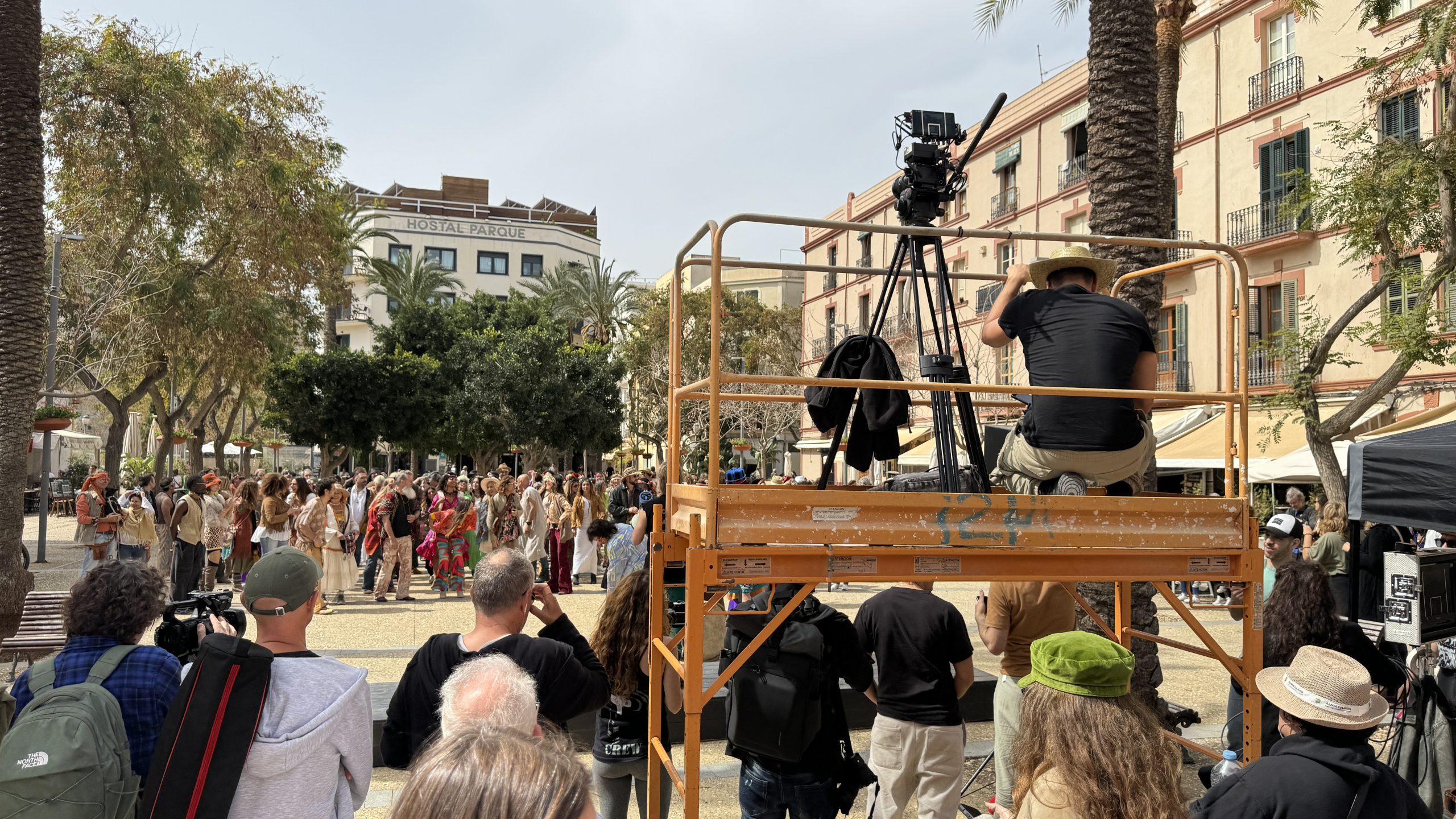 Über 100 Personen beim Videodreh von Nacho Canos Ibiza Hippie Heaven