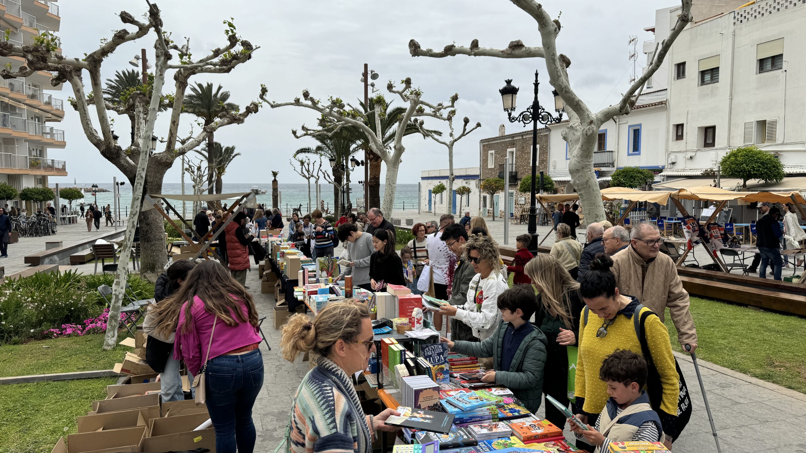 Tag des Buches trifft auf 15. Frühjahrsmesse in Santa Eulalia