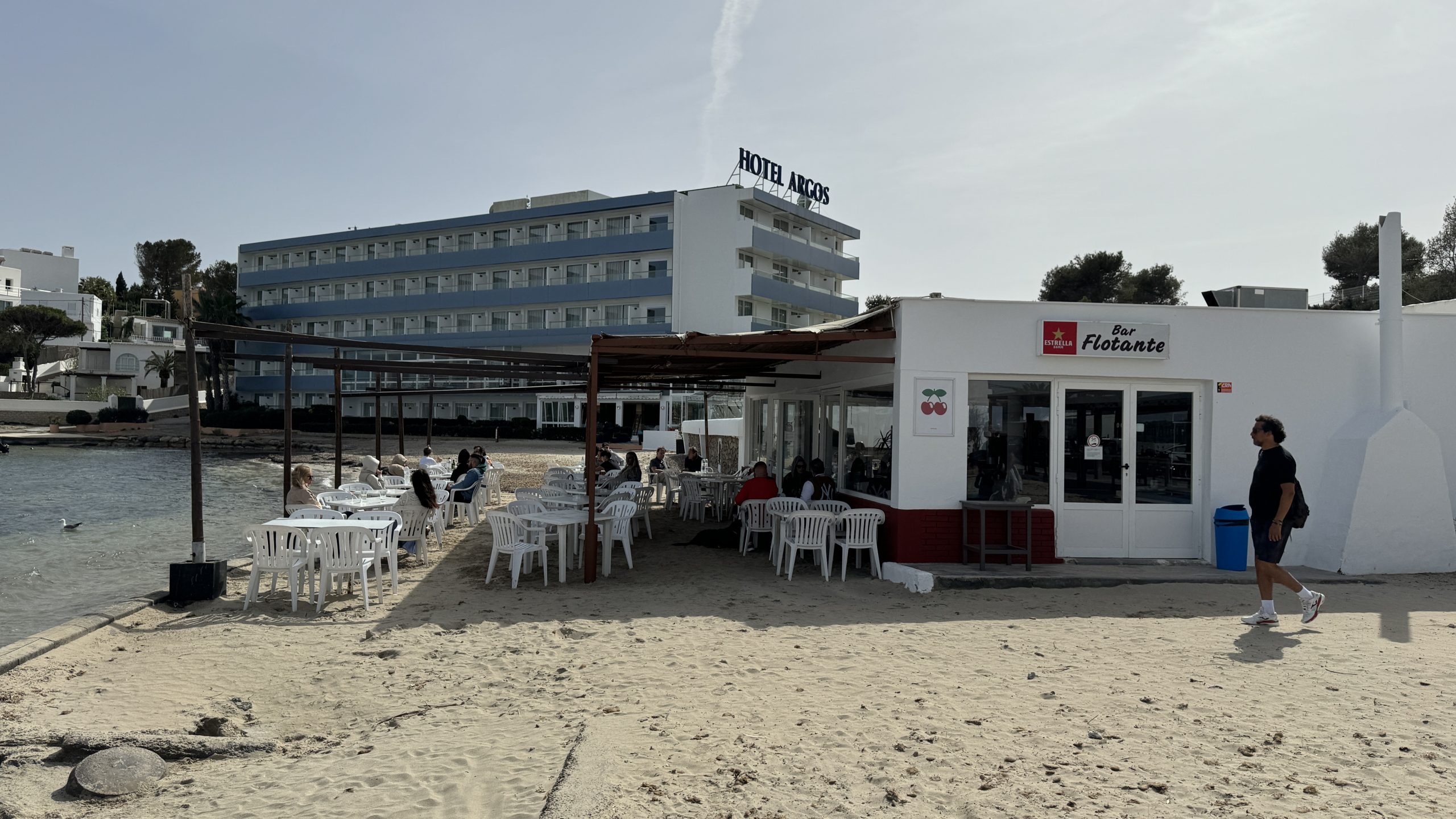 Bar Flotante am Playa Talamanca direkt am Meer