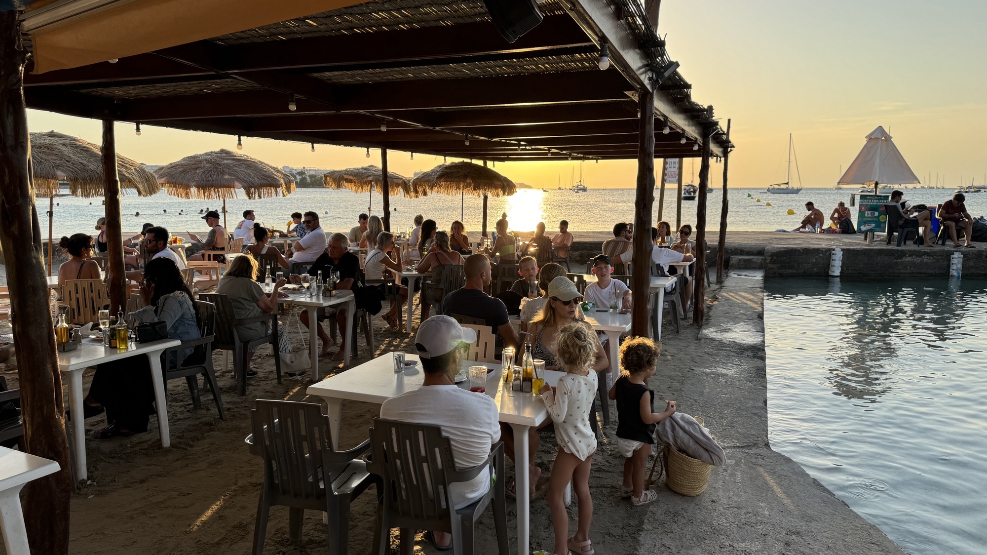 Meerblick und Sonnenuntergang im Restaurant Es Puetó