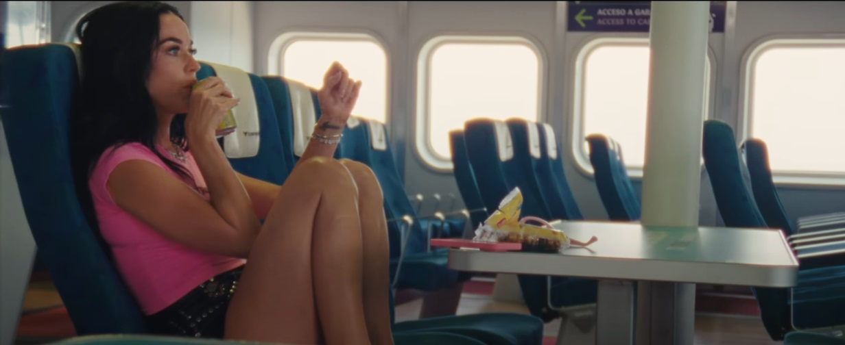 Von der Fähre ins Herz: Katy Perry lässt in „Lifetimes“ Ibiza erstrahlen