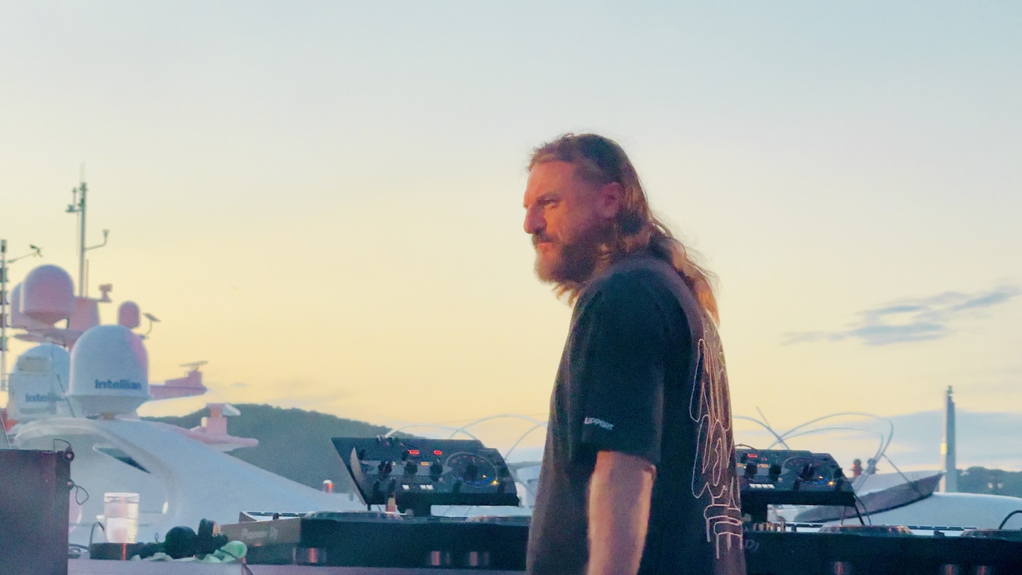 DJ Solomun begeistert Ibiza: Ein Rückblick auf die Party im Hafen