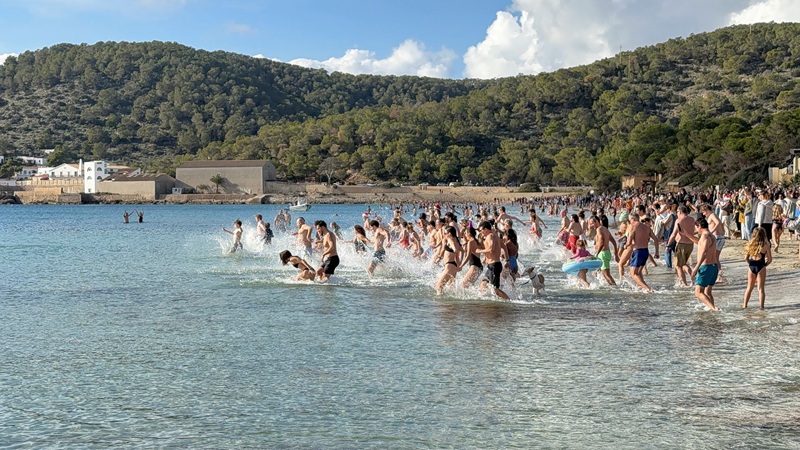 El Primer Baño del Año 2025 – Hunderte feiern das erste Bad des Jahres