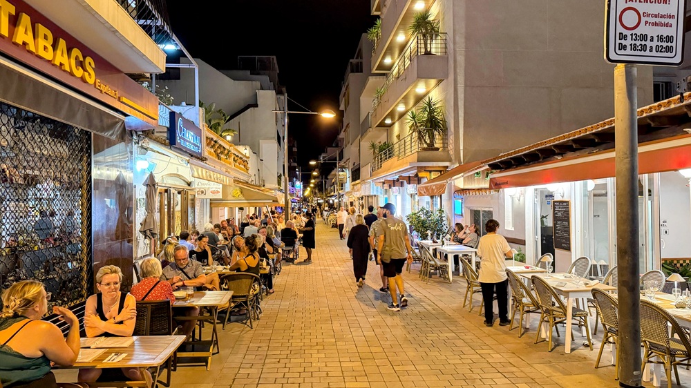 Die Fressgasse in Santa Eulalia auf Ibiza