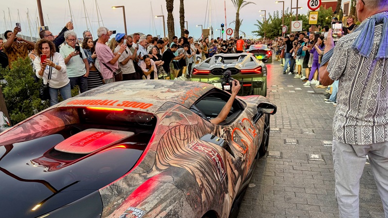 Gumball 3000 begeistert Tausende im Hafen von Ibiza