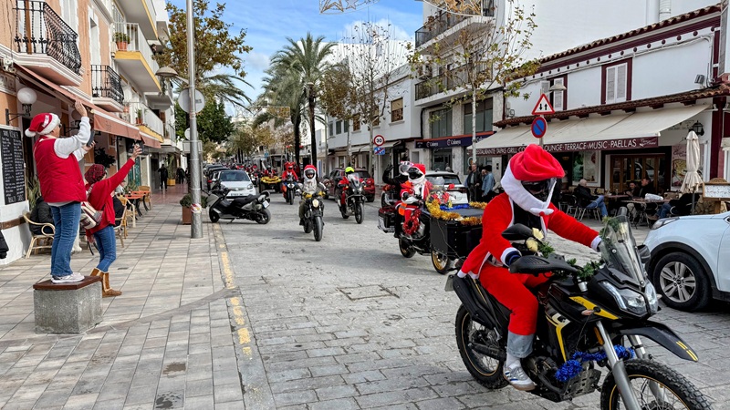 Von Sant Antoni nach Santa Eulària: Die Papanoelada Motera Solidaria 2025